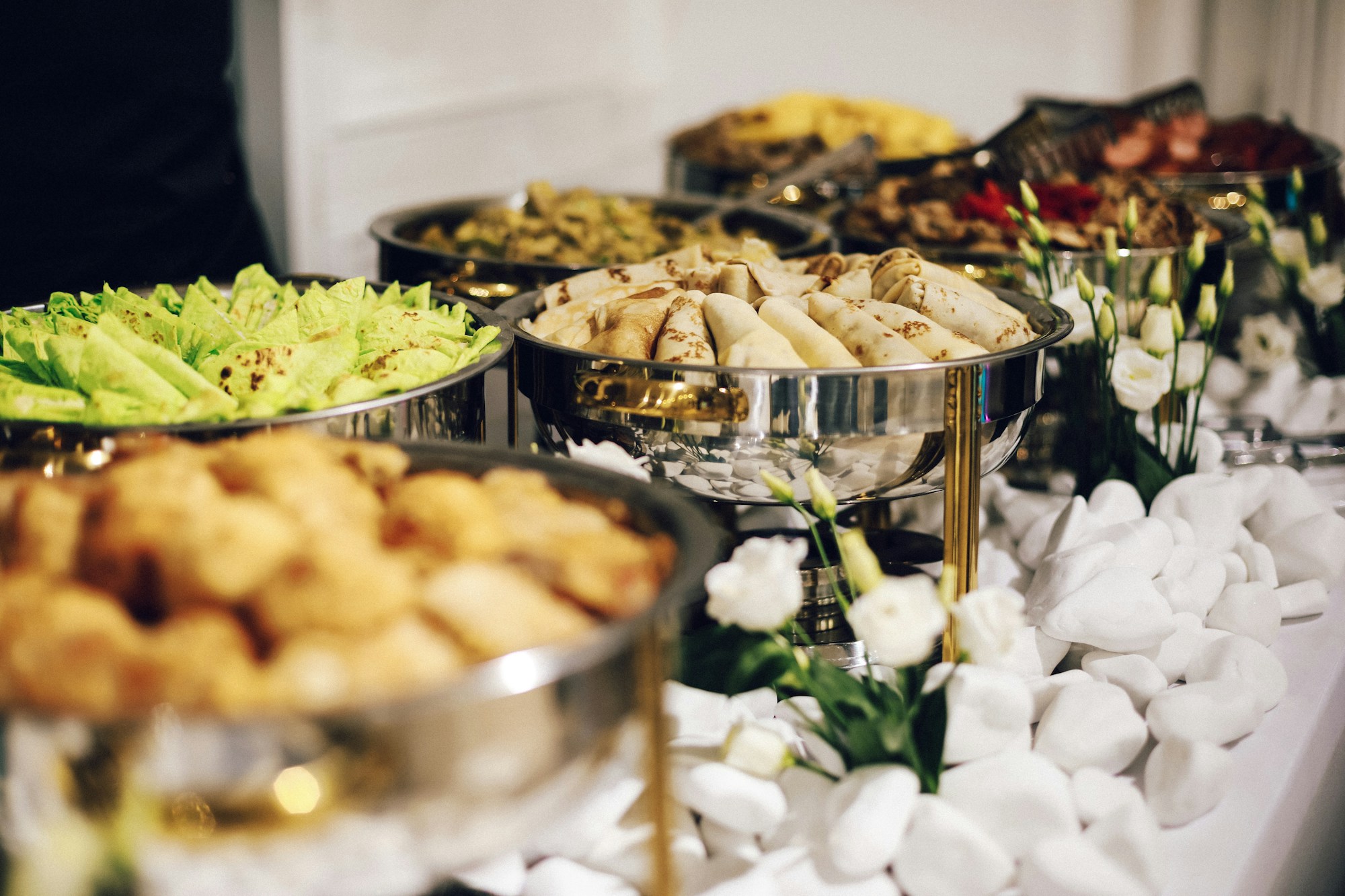 Penataan meja katering prasmanan dengan hidangan hangat dan pemanas chafing dish rapi